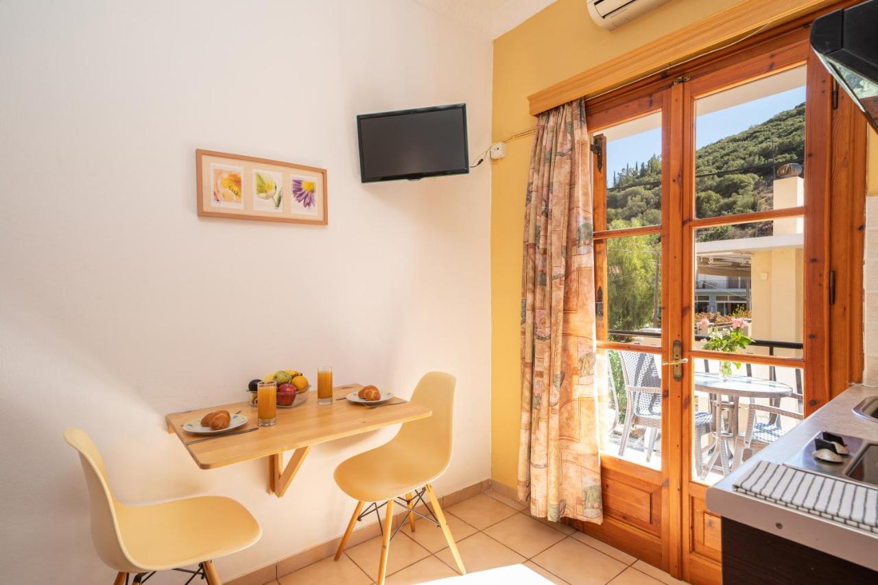 Alexatos Studios & Apartments Agia Efimia Eksteriør billede