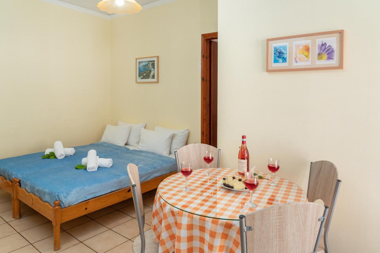 Alexatos Studios & Apartments Agia Efimia Eksteriør billede